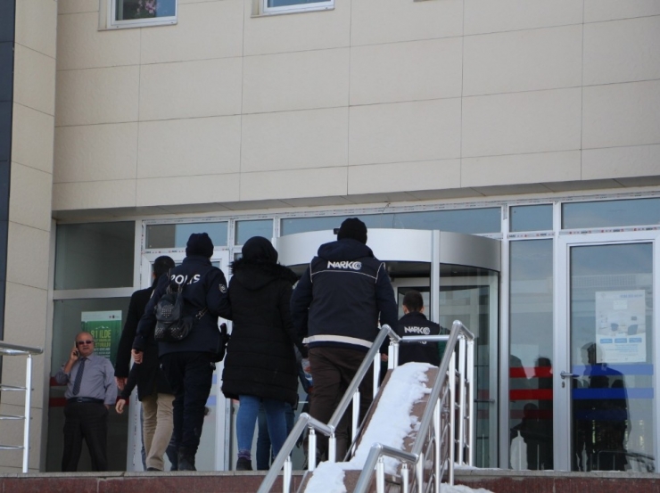 Kars’a Uyuşturucuyu Bağırsaklarında Sokarken Yakalanmıştı