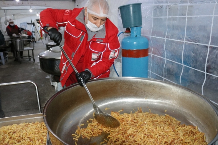 Türk Kızılayı, 68 Noktada Depremzedelere Dağıtım Yapıyor