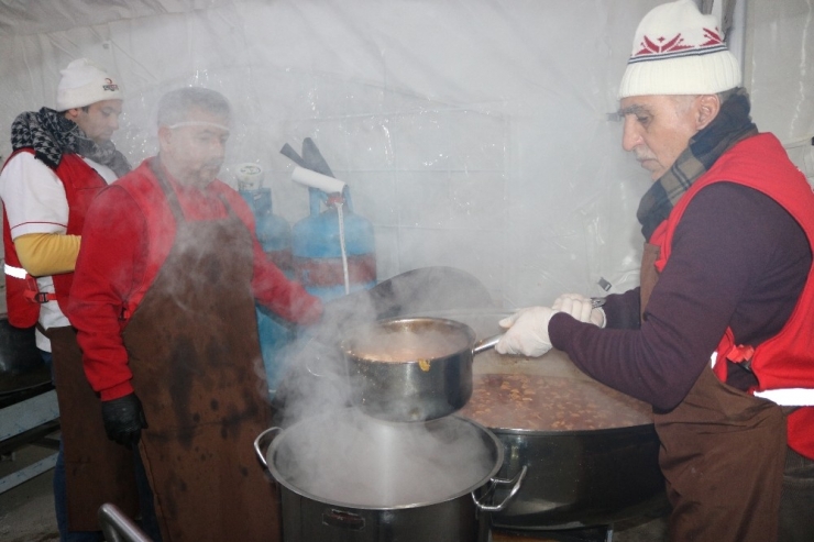 Türk Kızılayı, 68 Noktada Depremzedelere Dağıtım Yapıyor