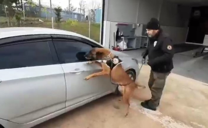 Narkotik Köpeğinden Kaçamayan Otomobilin Yakıt Deposundan Esrar Fışkırdı