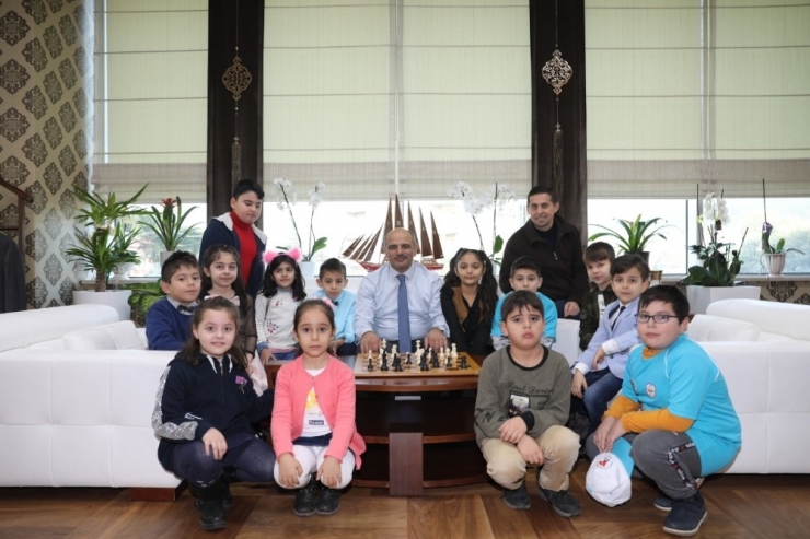 Başkan Söğüt Öğrencilerle Birlikte Satranç Oynadı