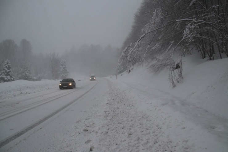 Domaniç’te Kar Yağışı Ulaşımı Olumsuz Etkiliyor
