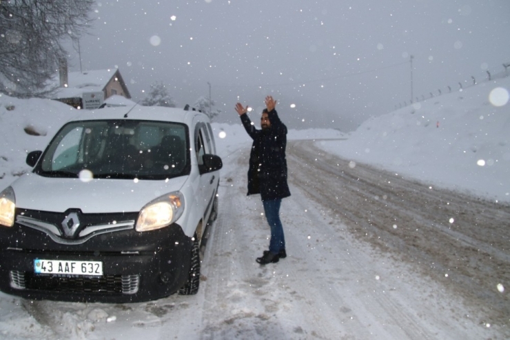 Domaniç’te Kar Yağışı Ulaşımı Olumsuz Etkiliyor