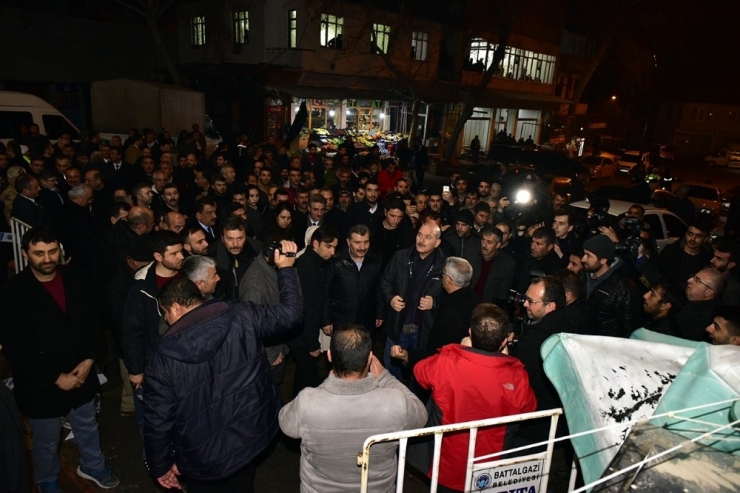 Bakanlar Yaralı Depremzedeleri Ziyaret Etti