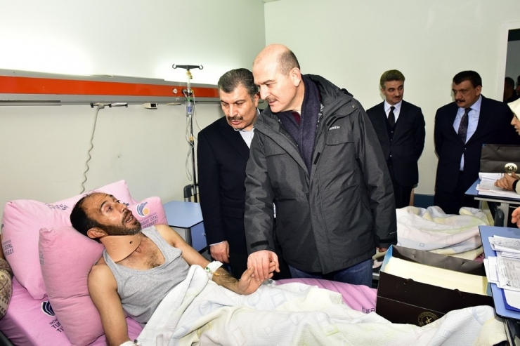 Bakanlar Yaralı Depremzedeleri Ziyaret Etti