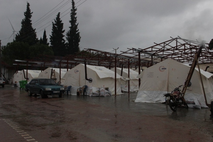 Manisa’daki Depremzedeler Yağmura Rağmen Çadırlarda Yaşamlarını Sürdürüyor