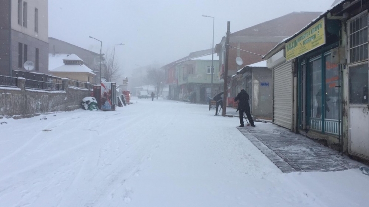 Karlıova’da Kar Etkili Oldu