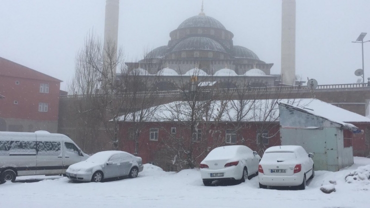 Karlıova’da Kar Etkili Oldu