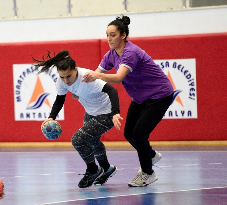 Başkan Uysal’dan Kadın Hentbolculara Moral Ziyareti