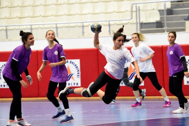 Başkan Uysal’dan Kadın Hentbolculara Moral Ziyareti