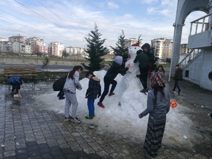 Belediye Başkanından Çocuklara ‘Kar’ Jesti