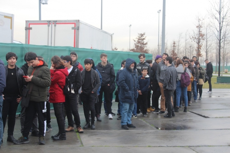 Oyun Meraklıları Metrelerce Kuyruk Oluşturdu