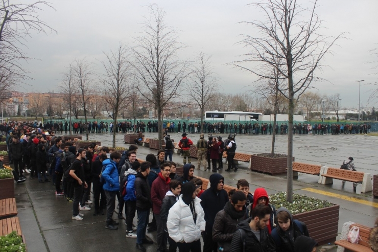 Oyun Meraklıları Metrelerce Kuyruk Oluşturdu