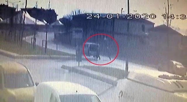 Bıçaklı Şahsın Polise Saldırdığı Anlar Kamerada