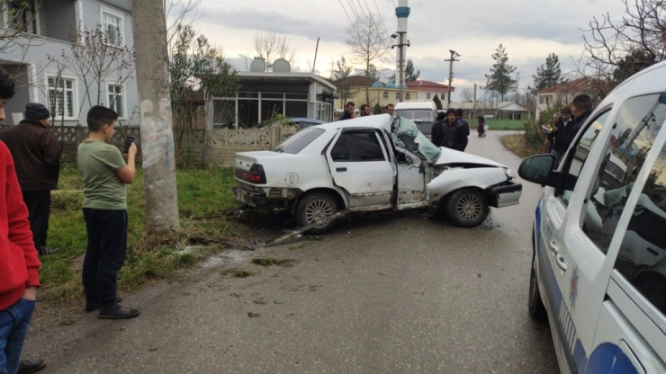 Otomobil Direğe Çarptı: 1 Yaralı