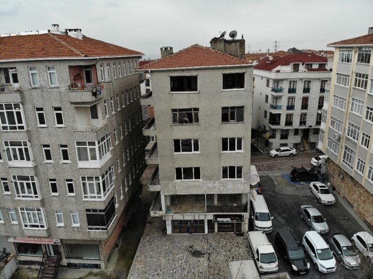 Depremde Hasar Görüp Boşaltılan Binalar Akıbetini Bekliyor