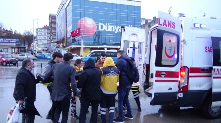 Saat Kulesine Tırmanan Gencin Başına Süs Taşı Düştü