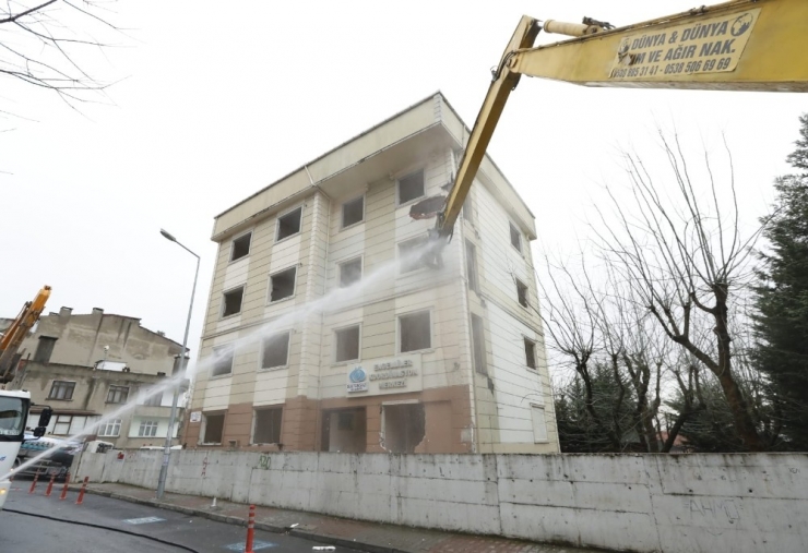 Sultangazi’de Depreme Dayanıksız Bina Yıkıldı