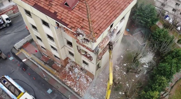 Sultangazi’de Depreme Dayanıksız Bina Yıkıldı