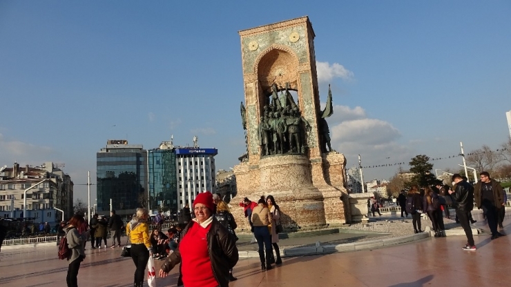 Taksim Meydanı’nda Davetsiz Misafir