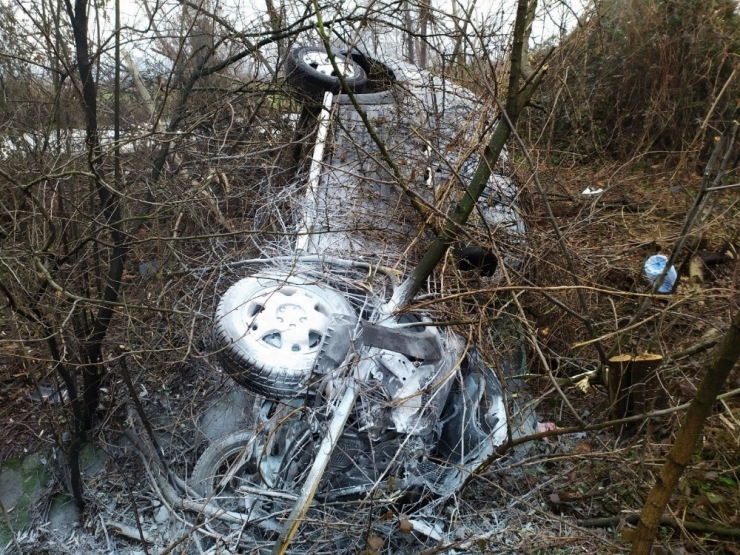 Tem Otoyolunda Hafif Ticari Araç Şarampole Uçarak Alev Aldı