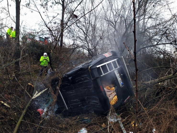 Tem Otoyolunda Hafif Ticari Araç Şarampole Uçarak Alev Aldı