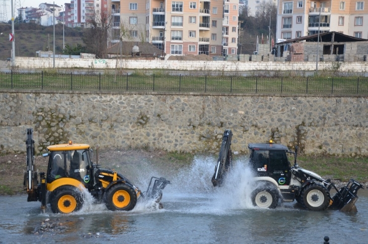 Kepçelerin ‘Irmak’ Banyosu