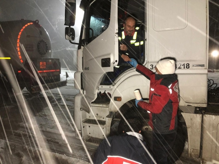 Kızılay Bolu Dağı’nda Yolda Kalanların İçini Isıttı