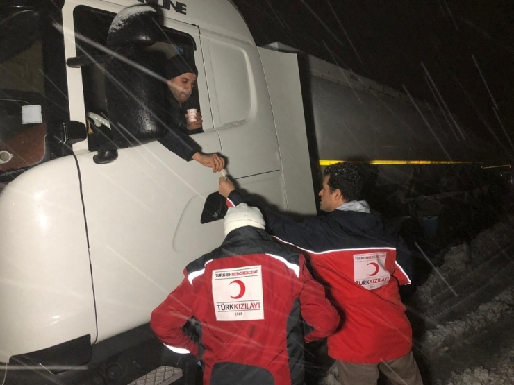 Kızılay Bolu Dağı’nda Yolda Kalanların İçini Isıttı
