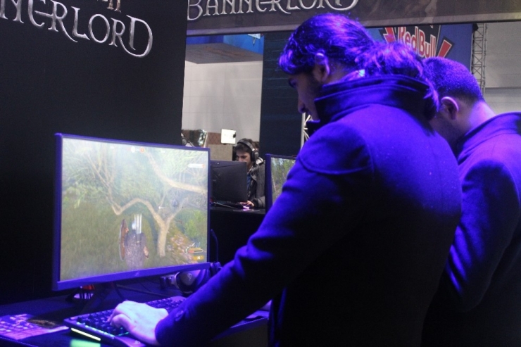 Kılıçlarını Kuşanıp Oyun Oynamaya Geldiler