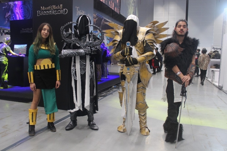 Kılıçlarını Kuşanıp Oyun Oynamaya Geldiler