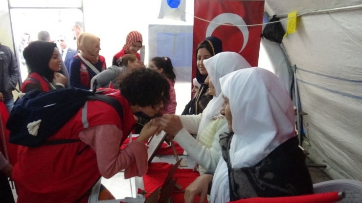 Damla Gönüllüleri Üyelerinden Evlat Nöbetindeki Ailelere Destek Ziyareti