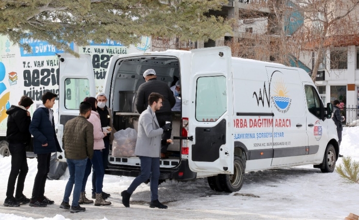 Kütüphanedeki Öğrencilere Sıcak Çorba