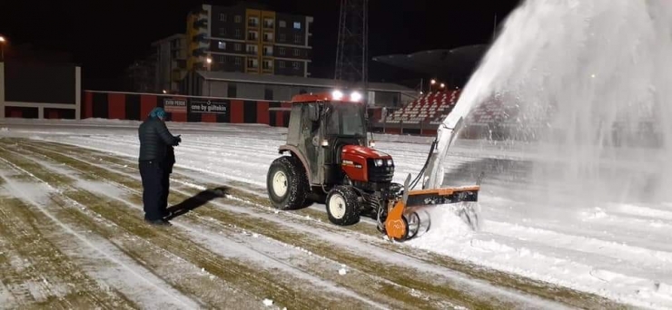 Eksi 10 Derecede Futbol Sahasında Kar Temizleme Çalışması