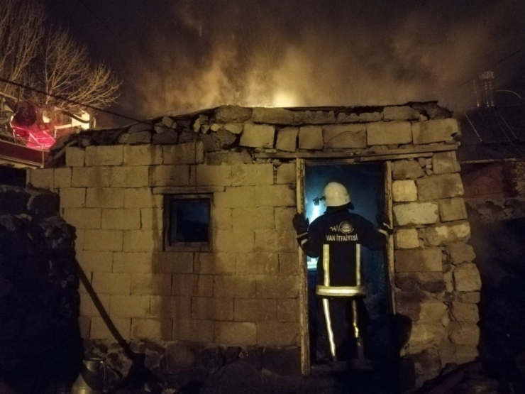 Muradiye’de Depo Yangını