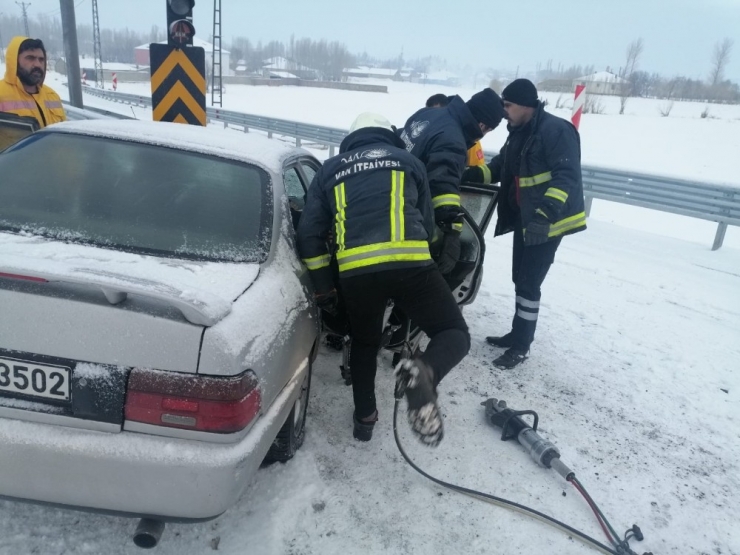 Muradiye’de Trafik Kazası; 4 Yaralı