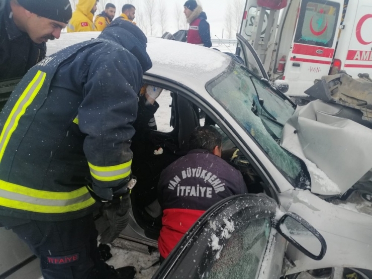 Muradiye’de Trafik Kazası; 4 Yaralı