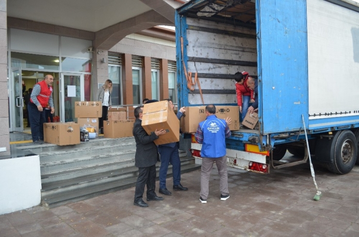 Depremzedeler İçin Toplanan Yardımlar Yola Çıktı