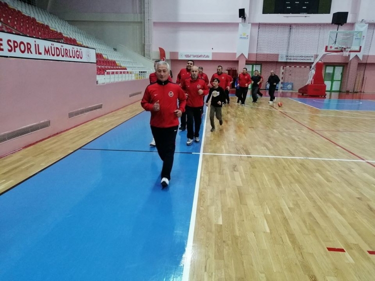 Sağlıklı Yaşam İçin 25 Yıldır Yaz Kış Demeden Spor Yapıyorlar