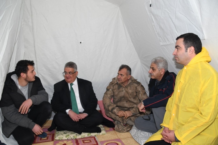 Vali Aykut Pekmez Depremzedeleri Yalnız Bırakmadı