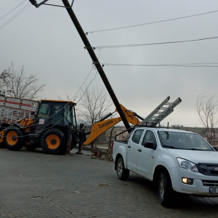 Şiddetli Rüzgar Elektrik Direğini Devirdi