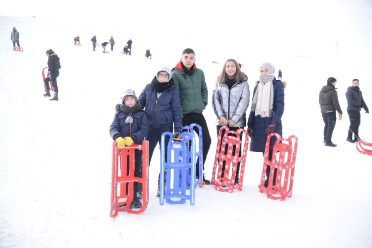 Başkan Ertuğrul Çetin’den İkinci Karne Hediyesi