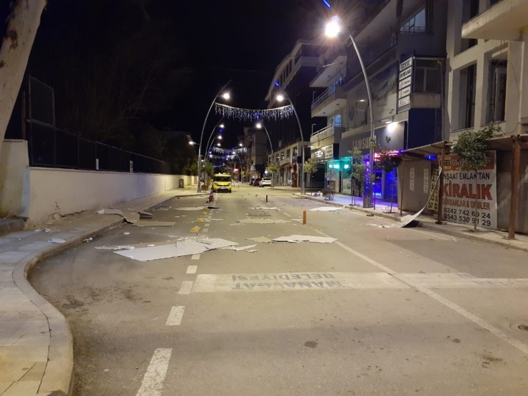 Antalya’da Fırtına Ağacı Kökünden Söktü, Taksilere Zarar Verdi