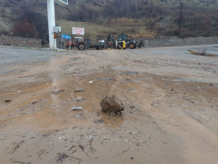 Sason’da Şiddetli Yağış Hayatı Olumsuz Etkiledi