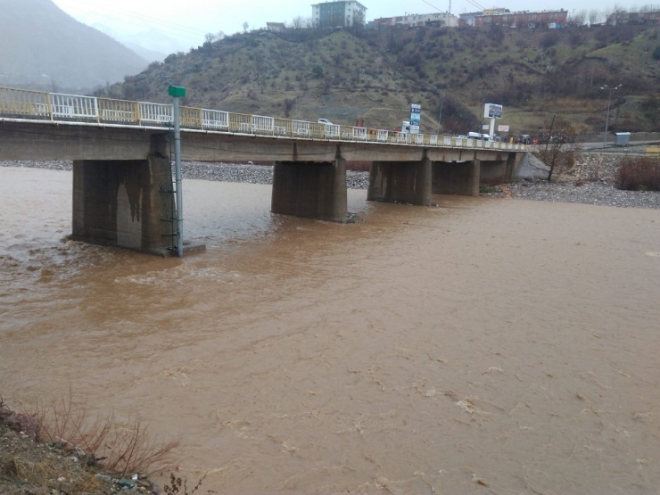 Sason’da Şiddetli Yağış Hayatı Olumsuz Etkiledi