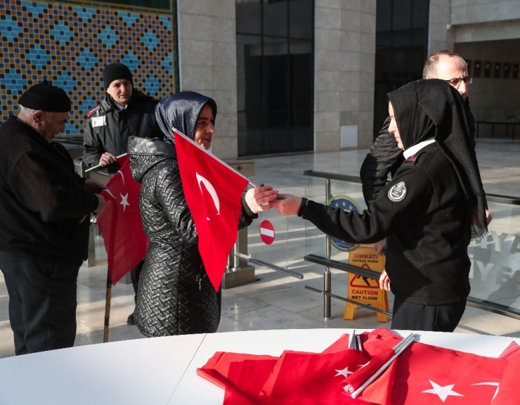 Başkan Alim Işık: "Hiç Kimse Bayrağımıza El Uzatamaz"