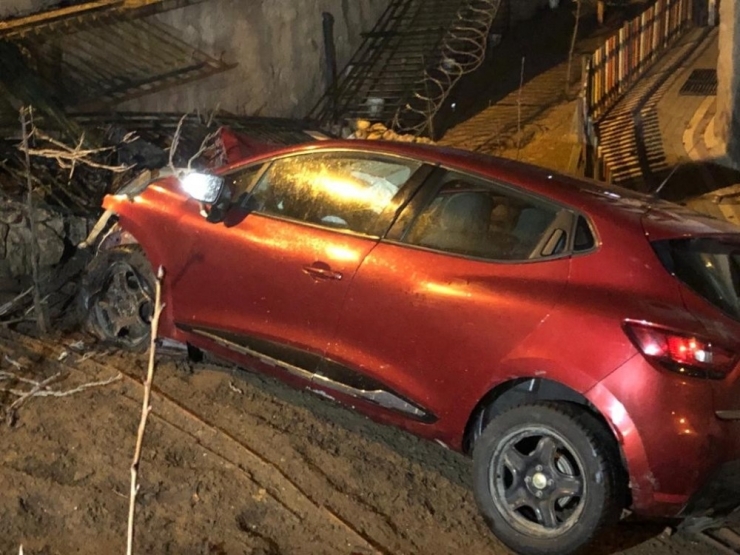 Başkent’te Alkollü Sürücü Virajı Alamayıp Bahçeye Uçtu: 2 Yaralı