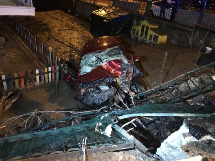 Başkent’te Alkollü Sürücü Virajı Alamayıp Bahçeye Uçtu: 2 Yaralı