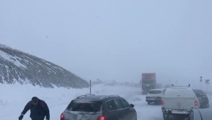 Kop Dağı Geçidi’nde Trafik Durma Noktasına Geldi