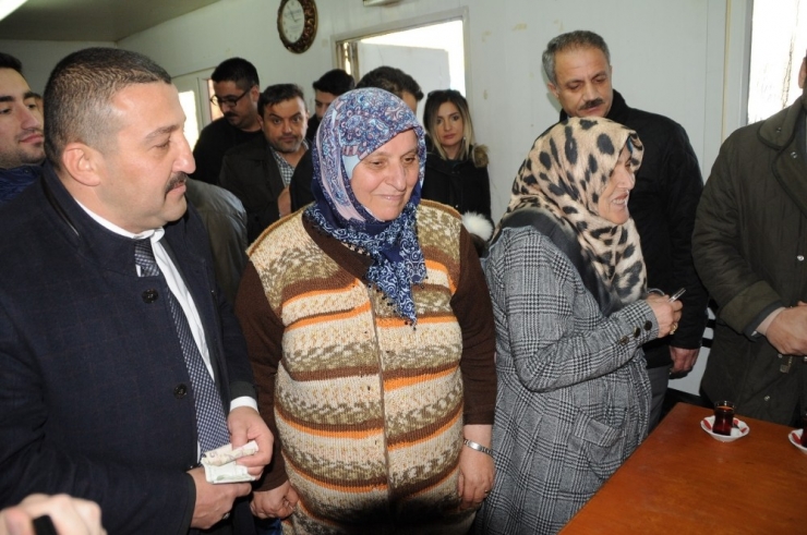 Sarıyerli Dolmuşçulardan Depremzedeler İçin “Bir Battaniye De Bizden” Kampanyası